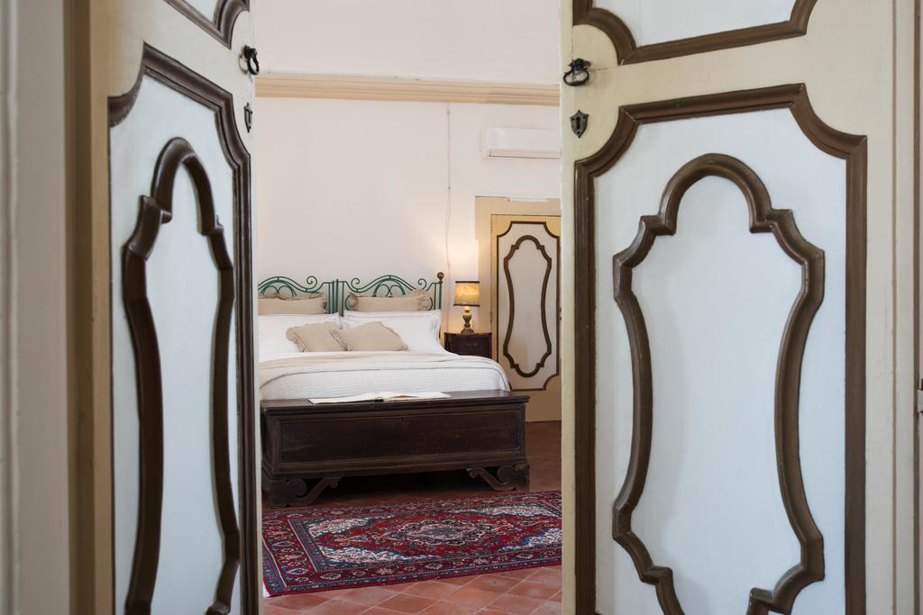 Castello Di Casamassella Bed & Breakfast ภายนอก รูปภาพ